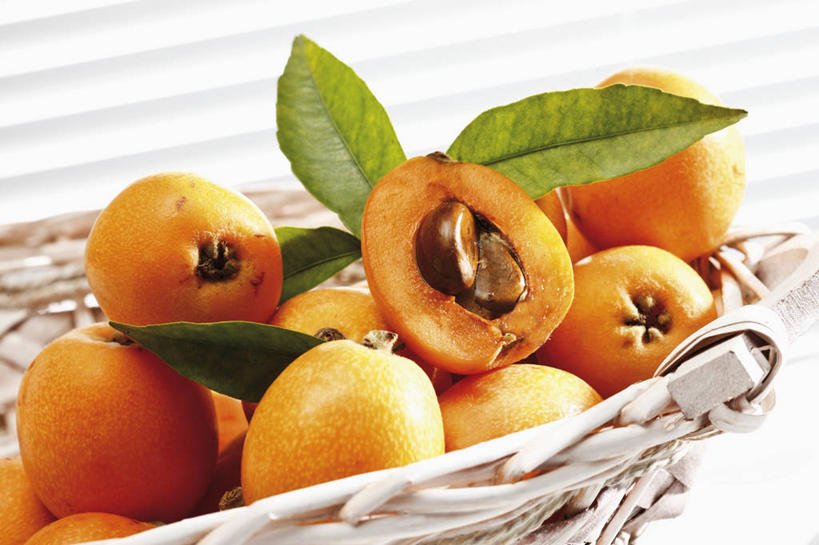 无人,交叉,横图,俯视,室内,特写,白天,植物,桌面,桌子,枇杷,竹子,水果,叶子,一堆,许多,切开,阴影,堆叠,堆积,竹制,新鲜,编织,反射,木制,篮子,纹理,影子,生食,食品,果实,绿叶,很多,食物,一个,黄色,绿色,木制品,竹篮,切,嫩叶,有机食品,绿色食品,单个,竹条,堆,交织,竹制品,剖面,切面,肌理,穿插,叶,叶片,叶脉,芦枝,芦橘,金丸,彩图,高角度拍摄