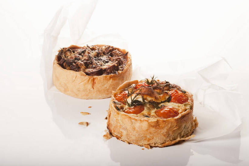 奶酪,无人,横图,俯视,室内,特写,白天,白色背景,烹饪,西餐,桌面,桌子,蔬菜,西红柿,小番茄,阴影,新鲜,反射,木制,影子,菌菇,蘑菇,干酪,起司,料理,食品,披萨,匹萨,芝士,营养,菌类,菜肴,美食,食物,两个,木制品,快餐,乳酪,食用菌,西式,摄影,佳肴,有机食品,绿色食品,影棚,乳制品,比萨,发酵,西式快餐,垃圾食品,意大利薄饼,马苏里拉,马苏里拉奶酪,马祖里拉,莫扎雷拉,莫兹瑞拉,莫扎里拉,小西红柿,樱桃小番茄,珍珠小番茄,樱桃番茄,圣女果,番茄,彩图,高角度拍摄,影棚拍摄,拍摄,迷你披萨