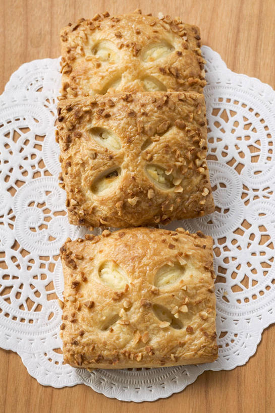 点心,面包,无人,竖图,俯视,室内,特写,白天,桌面,桌子,阴影,反射,木制,影子,食品,面点,食物,糕点,三个,餐巾,木制品,保洁方巾,口布,彩图,高角度拍摄