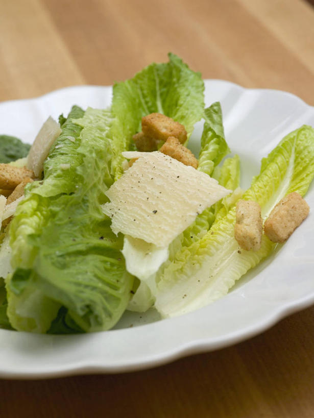 点心,面包,无人,竖图,俯视,室内,特写,白天,植物,桌面,桌子,餐具,叶子,阴影,新鲜,反射,木制,碟子,盘,纹理,影子,生菜,莴苣,生食,沙拉,食品,面点,绿叶,色拉,沙律,食物,糕点,一个,绿色,盘子,木制品,碟,嫩叶,有机食品,绿色食品,单个,色拉酱,千岛酱,肌理,春菜,鹅仔菜,莴仔菜,千金菜,叶用莴苣,叶,叶片,叶脉,彩图,高角度拍摄,罗马生菜,凯萨沙拉