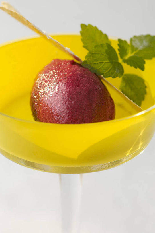 果汁,无人,竖图,俯视,室内,特写,白天,樱桃,杯子,水果,叶子,阴影,新鲜,反射,高脚杯,影子,生食,食品,冰激凌,果实,绿叶,红酒杯,饮品,清凉,玻璃制品,食物,饮料,一个,酒杯,冷饮,舒服,嫩叶,冰淇淋,有机食品,绿色食品,单个,解暑,葡萄酒杯,可口,解渴,雪糕,舒爽,冰糕,消暑,适口,叶,叶片,玻璃杯,樱珠,莺桃,英桃,楔桃,牛桃,荆桃,彩图,高角度拍摄,欧洲酸樱桃,酸樱桃