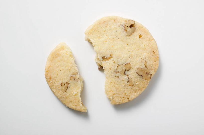 点心,无人,横图,俯视,室内,特写,白天,白色背景,桌面,桌子,阴影,破碎,反射,木制,影子,食品,曲奇,食物,一个,木制品,饼干,零食,摄影,影棚,单个,碎裂,破裂,分裂,曲奇饼,曲奇饼干,彩图,高角度拍摄,影棚拍摄,拍摄,决裂