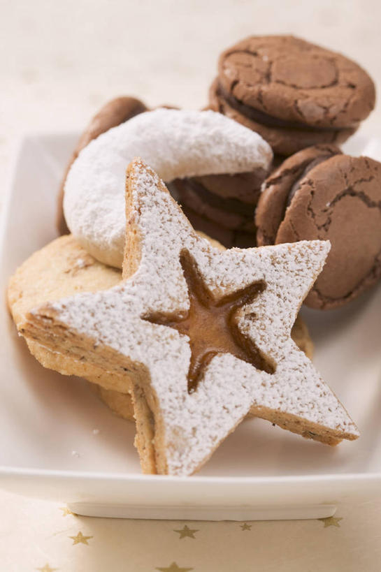 点心,无人,竖图,俯视,室内,特写,白天,餐桌,桌子,餐具,一堆,阴影,堆叠,堆积,反射,碟子,盘,影子,食品,曲奇,食物,一个,盘子,碟,饼干,果酱,零食,单个,餐台,堆,曲奇饼,曲奇饼干,果子酱,彩图,高角度拍摄,果酱曲奇