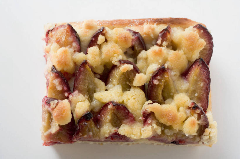 点心,无人,横图,俯视,室内,特写,白天,白色背景,餐桌,桌子,李子,水果,一块,阴影,新鲜,反射,影子,生食,料理,食品,甜点,甜品,果实,小吃,美食,食物,糕点,中式,摄影,有机食品,绿色食品,影棚,餐台,红李,鸡血李,杏李,彩图,高角度拍摄,影棚拍摄,拍摄,梅花糕