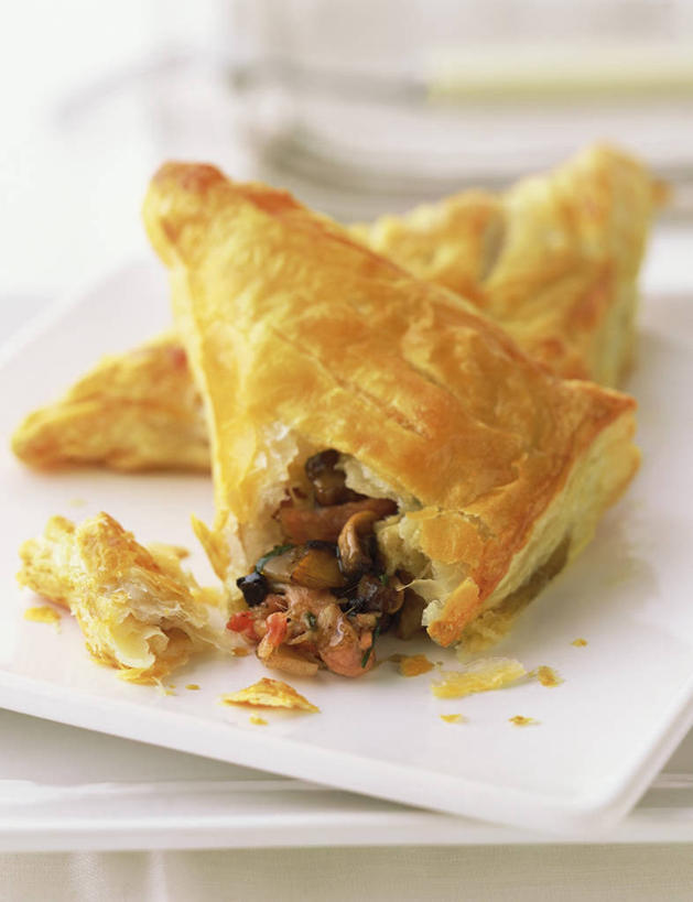 点心,无人,竖图,俯视,室内,特写,白天,烹饪,餐桌,桌子,餐具,阴影,反射,碟子,盘,影子,油炸,料理,食品,面点,馅饼,菜肴,美食,食物,糕点,一个,盘子,碟,佳肴,单个,餐台,彩图,高角度拍摄,东南亚菜,咖喱卜,咖喱角