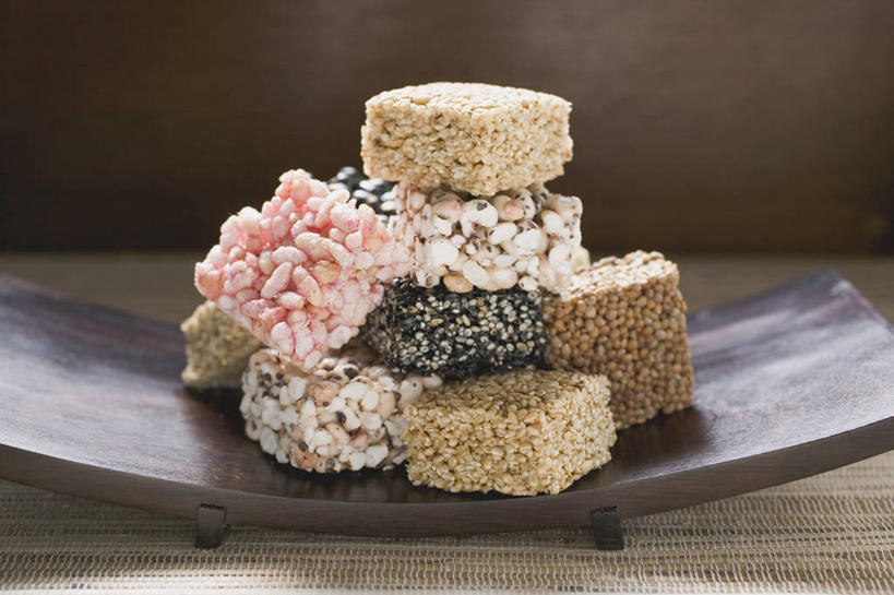 点心,无人,横图,俯视,室内,特写,白天,餐桌,桌子,餐具,一排,许多,阴影,整齐,反射,碟子,盘,图形,影子,芝麻,食品,很多,几何,立方体,正方体,食物,糕点,排列,一个,盘子,碟,单个,餐台,堆,队列,数学,炒米,脂麻,胡麻,白麻,巨胜子,油麻,彩图,高角度拍摄,几何图形,立体几何,立体图形,正六面体