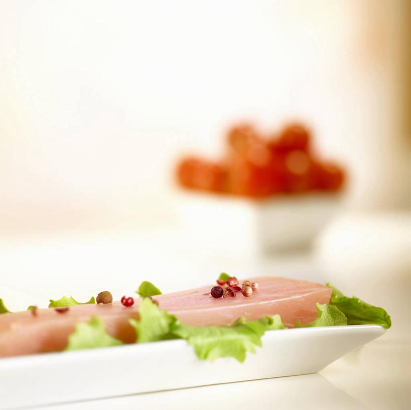 无人,横图,俯视,室内,特写,白天,餐桌,桌子,蔬菜,餐具,叶子,一堆,阴影,堆叠,堆积,朦胧,模糊,新鲜,反射,鱼,碟子,盘,影子,陶瓷,生菜,莴苣,肉,鱼肉,食品,绿叶,陶瓷制品,肉类,鱼类,海洋生物,食物,两个,盘子,容器,碟,碗,嫩叶,有机食品,绿色食品,餐台,储藏,堆,储存,水生动物,水生物,肉食,海底动物,旗鱼,春菜,鹅仔菜,莴仔菜,千金菜,叶用莴苣,芭蕉鱼,叶,叶片,彩图,高角度拍摄,贮存