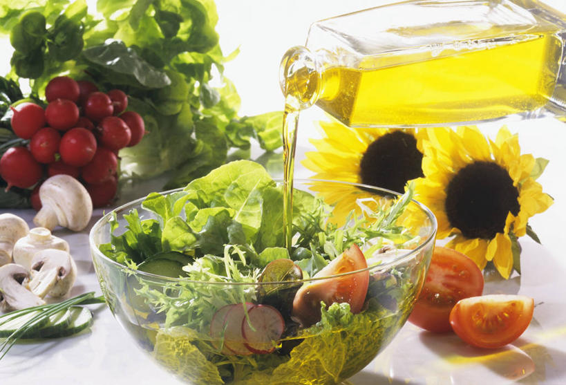 无人,横图,俯视,室内,特写,白天,白色背景,爱情,幸福,太阳,餐桌,桌子,向日葵,萝卜,蔬菜,西红柿,玻璃,阴影,新鲜,盛开,反射,影子,菌菇,蘑菇,生食,食用油,蔬菜沙拉,油,沙拉,食品,菌类,花蕾,色拉,沙律,玻璃制品,花,花瓣,花朵,鲜花,食物,一个,黄色,白色,容器,碗,花苞,花蕊,食用菌,摄影,有机食品,绿色食品,影棚,单个,餐台,色拉酱,储藏,储存,千岛酱,光辉,白蘑菇,洋蘑菇,植物油,沉默,忠诚,勇敢,草腐菌,二孢蘑菇,双孢蘑菇,投缘,爱慕,大红萝卜,东北红萝卜,高傲,朝阳花,葵花,望日莲,向阳花,转日莲,莱菔,红萝卜,番茄,彩图,高角度拍摄,影棚拍摄,拍摄,葵花籽油,贮存