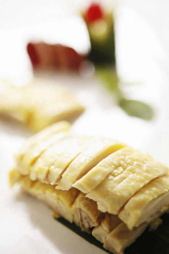 无人,竖图,俯视,室内,特写,白天,烹饪,中餐,餐桌,桌子,餐具,一排,切开,阴影,朦胧,模糊,整齐,反射,碟子,盘,影子,鸡肉,肉,料理,食品,菜肴,美食,肉类,食物,排列,一个,盘子,碟,切,中式,佳肴,单个,餐台,队列,剖面,肉食,白斩鸡,切面,三黄油鸡,彩图,高角度拍摄