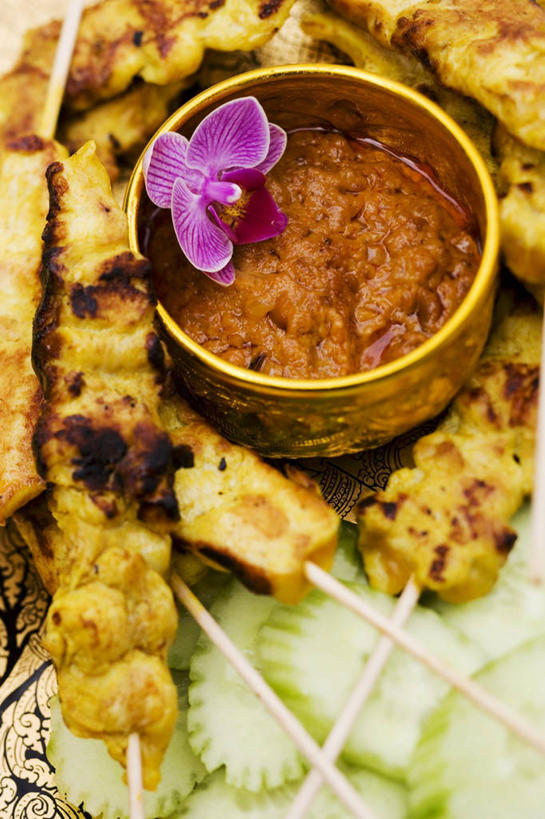 无人,竖图,俯视,室内,特写,白天,烹饪,幸福,纯洁,植物,餐桌,桌子,蝴蝶兰,豆,花生,黄瓜,蔬菜,阴影,新鲜,装饰,盛开,反射,影子,陶瓷,豆类,豆子,调料,鸡肉,酱料,酱汁,肉,佐料,料理,食品,坚果,陶瓷制品,调味品,美丽,调味料,花蕾,酱,菜肴,美食,肉类,花,花瓣,花朵,鲜花,食物,一朵,一个,容器,碗,花苞,花蕊,长生果,佳肴,有机食品,绿色食品,单个,餐台,储藏,华丽,修饰,点缀,储存,花生仁,肉食,豆科,衬托,美观,雅致,雅观,落花生,落生,初恋,蝶兰,兰中皇后,印度菜,印度料理,花生米,青瓜,花生豆,胡瓜,彩图,高角度拍摄,东南亚菜,沙嗲,沙嗲酱,印尼爪哇菜,贮存