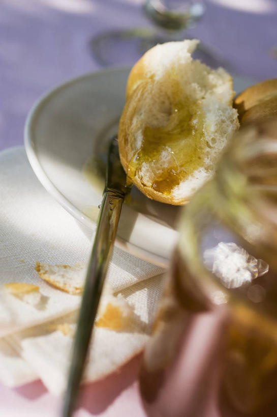 点心,面包,蜂蜜,无人,竖图,俯视,室内,特写,白天,餐桌,桌子,餐具,玻璃,阴影,朦胧,模糊,反射,碟子,盘,影子,食品,面点,玻璃制品,食物,糕点,两个,盘子,玻璃瓶,瓶子,碟,餐台,花蜜,小圆面包,广口瓶,止痛,解毒,冬酿,石蜜,彩图,高角度拍摄