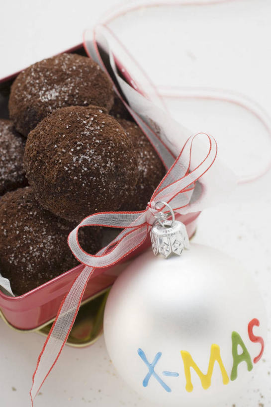 无人,竖图,俯视,室内,特写,白天,白色背景,餐桌,桌子,礼盒,礼物,一堆,阴影,堆叠,堆积,装饰,反射,挂饰,丝绸,丝带,影子,纸盒,食品,糖,糖果,甜点,甜品,缎带,圣诞球,绸带,盒子,球,食物,包装盒,礼品盒,甜食,奶油,巧克力,球体,摄影,礼品,影棚,餐台,朱古力,堆,华丽,修饰,点缀,糖粉,衬托,美观,雅致,雅观,彩图,高角度拍摄,影棚拍摄,拍摄,巧克力松球,雪花巧克力球