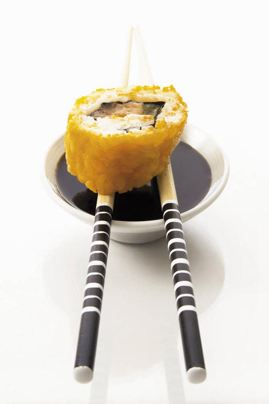 米饭,寿司,鱼子酱,无人,竖图,俯视,室内,特写,白天,白色背景,烹饪,餐桌,筷子,桌子,餐具,一双,阴影,反射,碟子,盘,影子,调料,鱼卵,日本料理,料理,食品,饭,调味品,鱼籽,调味料,文化,传统,酱油,菜肴,美食,食物,一个,盘子,碟,日式料理,日式,摄影,佳肴,影棚,单个,餐台,礼节,五谷,醋饭,礼仪,四喜饭,加州卷,豉油,进餐用具,彩图,高角度拍摄,影棚拍摄,拍摄