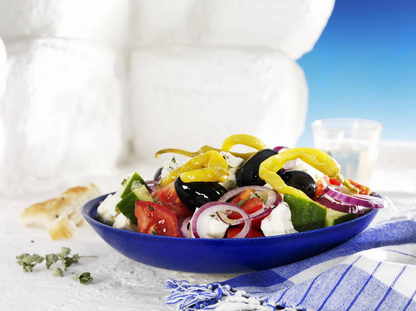 无人,横图,俯视,室内,特写,白天,餐桌,桌子,辣椒,蔬菜,西红柿,洋葱,餐具,阴影,蓝色背景,新鲜,反射,碟子,盘,影子,生食,蔬菜沙拉,沙拉,食品,色拉,沙律,食物,一个,盘子,碟,摄影,有机食品,绿色食品,影棚,单个,餐台,色拉酱,玉葱,千岛酱,彩椒,希腊沙拉,辣角,红海椒,大椒,辣虎,广椒,圆葱,洋葱头,甜椒,柿子椒,球葱,辣子,海椒,番茄,番椒,灯笼椒,葱头,彩图,高角度拍摄,影棚拍摄,拍摄