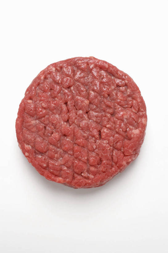 无人,竖图,俯视,室内,特写,白天,白色背景,餐桌,桌子,一块,阴影,反射,影子,肉,生食,汉堡包,肉饼,肉类,红色,摄影,影棚,餐台,肉食,彩图,高角度拍摄,影棚拍摄,拍摄,汉堡饼,汉堡肉饼