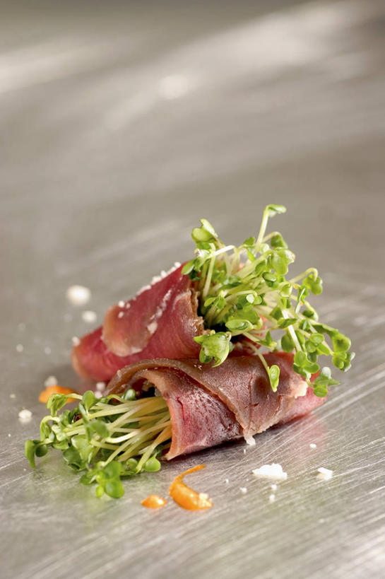 无人,竖图,俯视,室内,特写,白天,餐桌,桌子,蔬菜,阴影,朦胧,模糊,新鲜,反射,影子,肉,牛肉,食品,肉类,食物,一个,有机食品,绿色食品,单个,餐台,肉食,豆瓣菜,水蔊菜,水田芥菜,水茼蒿,西洋菜,彩图,高角度拍摄