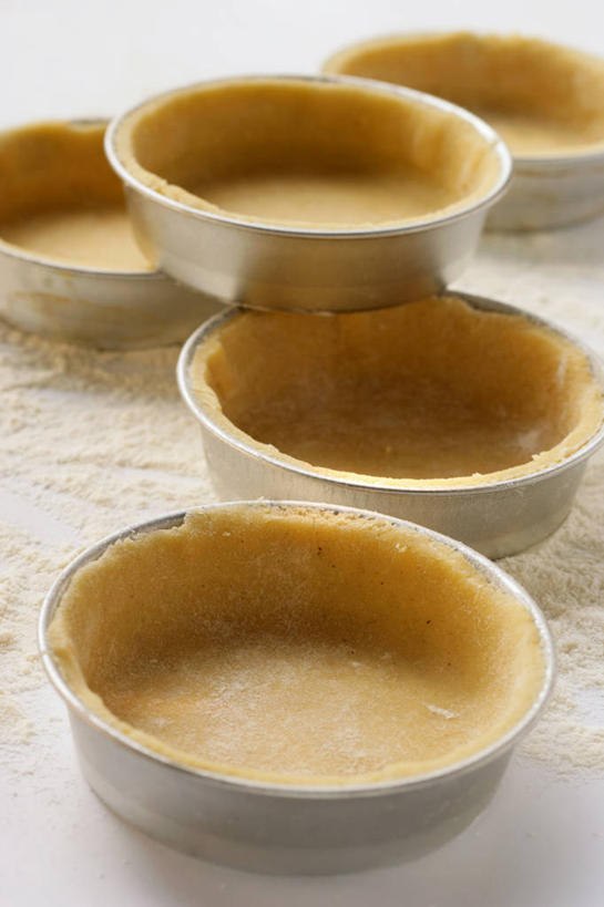 无人,竖图,俯视,室内,特写,白天,餐桌,桌子,金属制品,五个,一堆,许多,阴影,堆叠,堆积,反射,金属,粉末,影子,面粉,粮食,容器,碗,粉,餐台,储藏,堆,农产品,储存,原材料,粉状,彩图,高角度拍摄,贮存