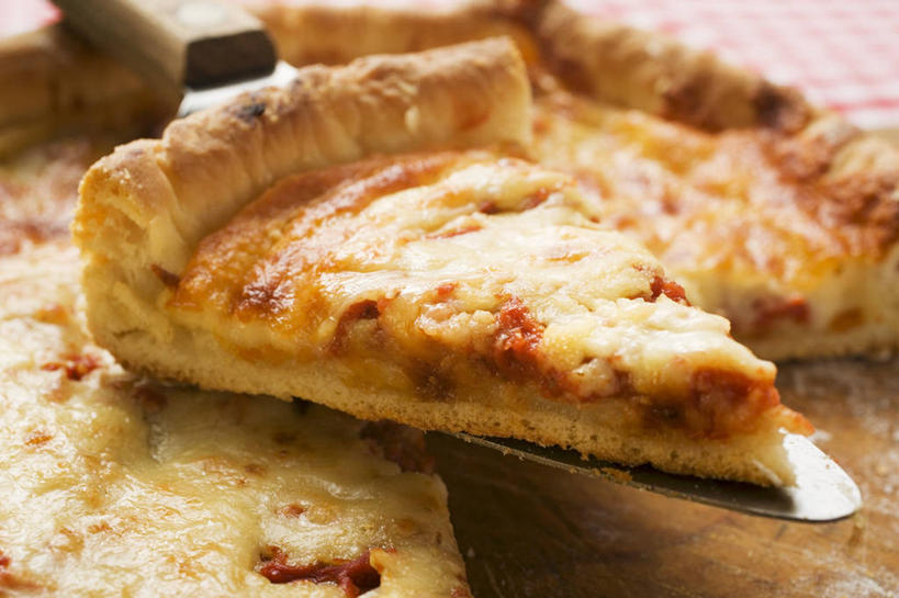 奶酪,无人,横图,俯视,室内,特写,白天,烹饪,西餐,餐桌,桌子,金属制品,阴影,朦胧,模糊,反射,金属,铲子,影子,干酪,起司,料理,食品,披萨,匹萨,芝士,营养,菜肴,美食,食物,快餐,乳酪,西式,佳肴,餐台,乳制品,比萨,发酵,西式快餐,垃圾食品,意大利薄饼,彩图,高角度拍摄,玛格丽特披萨