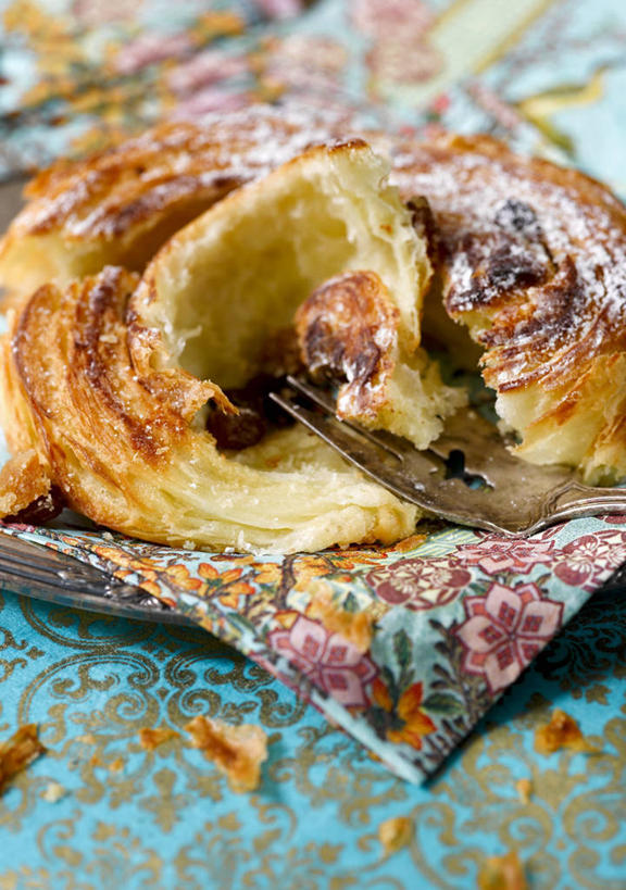 点心,面包,无人,竖图,俯视,室内,特写,白天,餐桌,桌子,阴影,反射,布料,粉末,影子,调料,食品,糖,面点,调味品,调味料,布纹,桌布,食物,糕点,餐巾,台布,粉,餐台,糖粉,粉状,粉剂,彩图,高角度拍摄,糖类,松软,酥软,丹麦面包,起酥起层面包