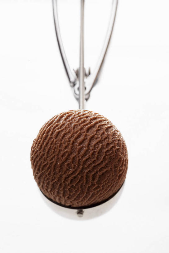 无人,竖图,俯视,室内,特写,白天,白色背景,金属制品,阴影,反射,金属,影子,勺子,冰激凌,褐色,清凉,一个,调羹,汤匙,冷饮,舒服,冰淇淋,摄影,影棚,单个,解暑,解渴,雪糕,舒爽,冰糕,消暑,冰激凌勺,巧克力冰淇淋,彩图,高角度拍摄,影棚拍摄,拍摄