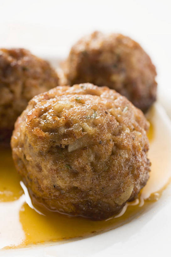 无人,竖图,俯视,室内,特写,白天,餐具,阴影,朦胧,模糊,反射,碟子,盘,影子,调料,酱料,酱汁,肉,佐料,调味品,丸子,调味料,酱,肉类,肉丸,三个,白色,盘子,碟,肉食,彩图,高角度拍摄