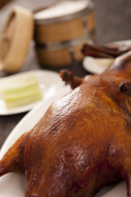 烤鸭,蒸笼,无人,竖图,俯视,室内,特写,白天,烹饪,中餐,餐桌,桌子,厨具,阴影,竹制,朦胧,模糊,反射,影子,肉,料理,食品,鸭肉,菜肴,美食,肉类,食物,中式,佳肴,餐台,竹制品,笼屉,肉食,北京烤鸭,烹饪用具,北京菜,京帮菜,京菜,烹调用具,烹调,彩图,高角度拍摄