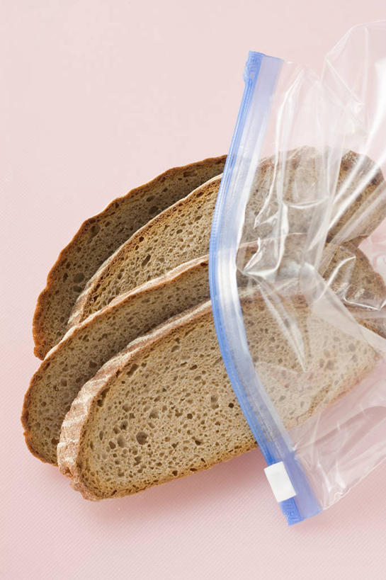 点心,面包,无人,竖图,俯视,室内,特写,白天,餐桌,桌子,袋子,切开,阴影,粉色背景,反射,影子,塑料,食品,面点,塑料袋,食物,糕点,一个,容器,塑料制品,切,黑面包,摄影,影棚,单个,餐台,储藏,全麦面包,储存,横截面,剖面,保鲜袋,切面,麸皮面包,截面,截面图形,彩图,高角度拍摄,影棚拍摄,拍摄,贮存