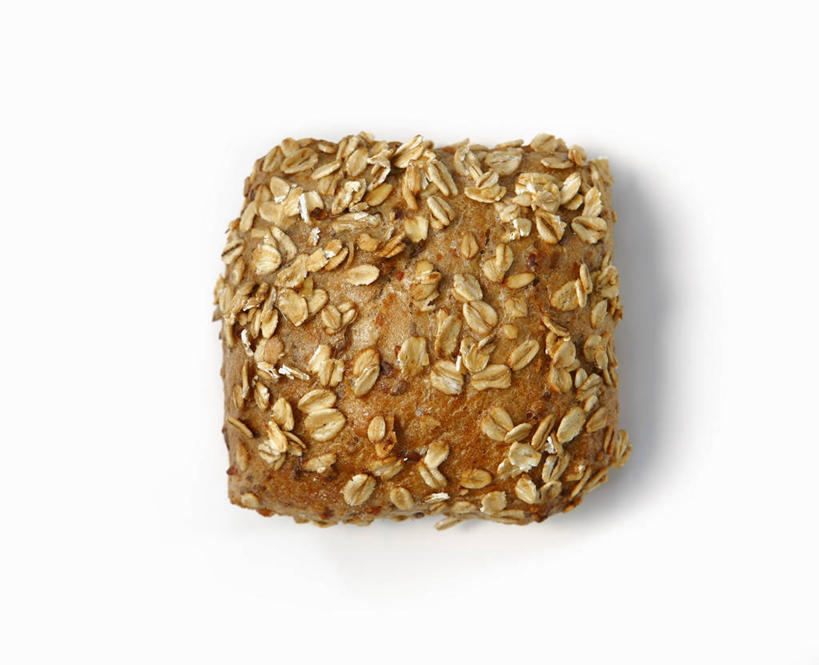 点心,面包,无人,横图,俯视,室内,特写,白天,白色背景,早餐,餐桌,桌子,阴影,反射,影子,谷物,食品,面点,燕麦,美食,饮食,食物,糕点,一个,保健,摄影,影棚,单个,餐台,麦片,燕麦片,玉麦,铃铛麦,裸燕麦,雀麦,野麦,莜麦,彩图,高角度拍摄,影棚拍摄,拍摄,燕麦面包