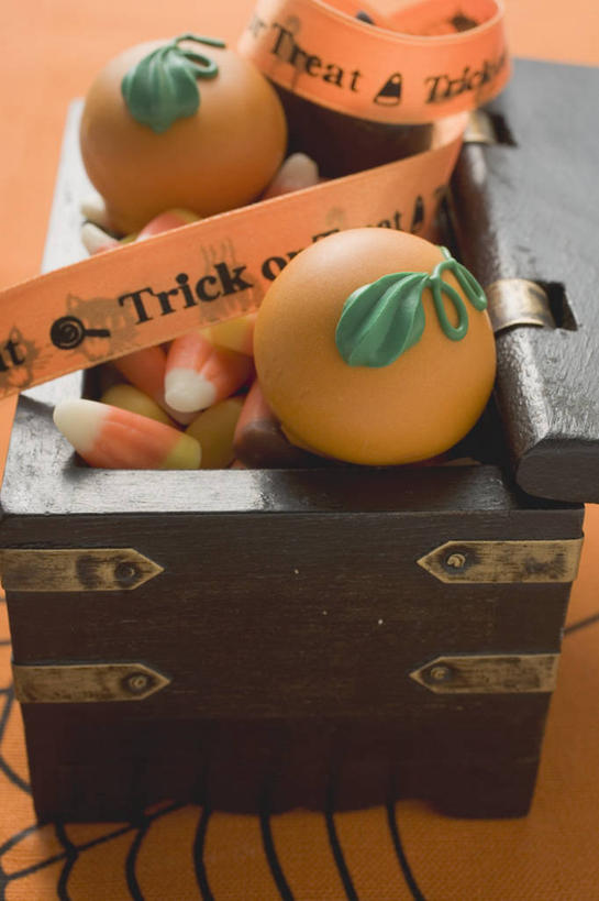 无人,竖图,俯视,室内,特写,白天,餐桌,桌子,阴影,节日,庆祝,反射,木制,英文,标志,木盒,丝绸,丝带,文字,影子,字符,字母,食品,糖,糖果,甜点,甜品,缎带,软糖,文化,标识,绸带,食物,一个,木制品,容器,甜食,庆典,万圣节,单个,餐台,纪念,储藏,英文字母,储存,彩图,高角度拍摄,玉米糖,贮存