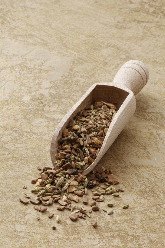 无人,竖图,俯视,室内,特写,白天,餐桌,桌子,姜,一堆,许多,阴影,堆叠,堆积,反射,木制,影子,调味,香料,佐料,畚箕,木制品,簸箕,餐台,堆,枯茗,孜然,止咳,光辉,止痛,安息茴香,作料,初恋,解毒,愁绪,愁怨,华北紫丁香,龙梢子,发汗,温肺,温胃,行气,止呕,百辣云,丁香,紫丁香,生姜,老姜,彩图,高角度拍摄,散寒