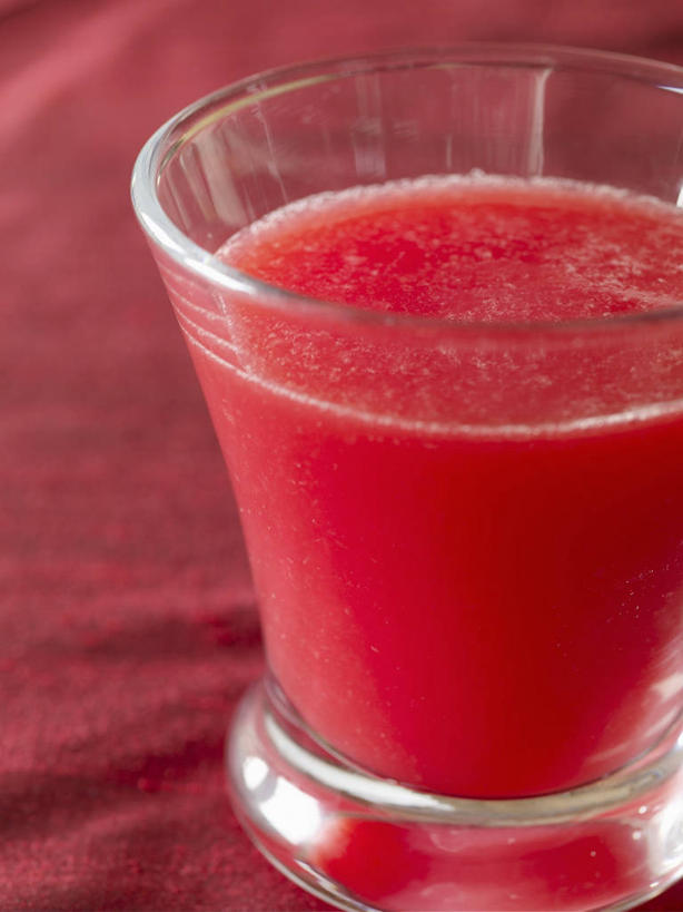 果汁,无人,竖图,俯视,室内,特写,白天,餐桌,桌子,柚子,杯子,阴影,朦胧,模糊,反射,影子,饮品,一杯,玻璃制品,饮料,一个,红色,水杯,单个,餐台,可口,柚子汁,适口,玻璃杯,彩图,高角度拍摄