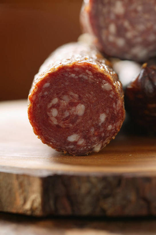 无人,竖图,室内,特写,白天,正面,桌面,桌子,阴影,反射,纹路,木制,纹理,影子,肉,香肠,案板,腊肠,肉类,砧板,红色,木制品,肉食,鹿肉,肌理,彩图