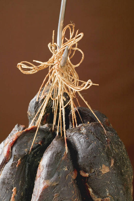 无人,竖图,俯视,室内,特写,白天,吊挂,悬挂,肉,挂,火腿,猪肉,肉类,腌制,绳子,摄影,影棚,褐色背景,绳索,肉食,鹿肉,豚肉,熏制,火肉,兰熏,猪腿,彩图,高角度拍摄,影棚拍摄,拍摄