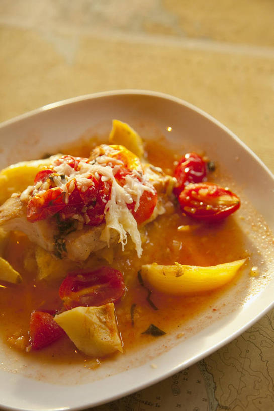 海鲜,奶酪,无人,竖图,俯视,室内,特写,白天,桌面,桌子,蔬菜,西红柿,餐具,阴影,新鲜,反射,木制,碟子,盘,影子,肉,鱼肉,干酪,起司,食品,芝士,营养,水产,肉类,海洋生物,食物,一个,盘子,木制品,碟,乳酪,摄影,有机食品,绿色食品,影棚,单个,石斑,石斑鱼,乳制品,水生动物,海产品,水生物,发酵,肉食,海底动物,过鱼,海鸡鱼,红季鱼,会鱼,季鱼,鲙鱼,番茄,彩图,高角度拍摄,影棚拍摄,拍摄