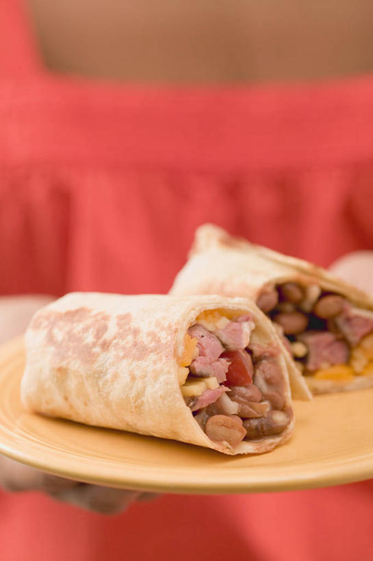 点心,西方人,一个人,站,竖图,室内,特写,白天,正面,烹饪,西餐,欧洲,欧洲人,仅一个年轻女性,仅一个女性,仅一个人,握,服装,朦胧,模糊,料理,食品,案板,拿,拿着,休闲装,文化,饼,小吃,菜肴,美食,砧板,食物,糕点,一个,衣服,红色,快餐,甜食,站着,休闲,休闲服,西式,握着,服饰,佳肴,单个,鸡肉卷,西式快餐,玉米饼,墨西哥鸡肉卷,年轻女性,女人,女性,白种人,站立,半身,彩图