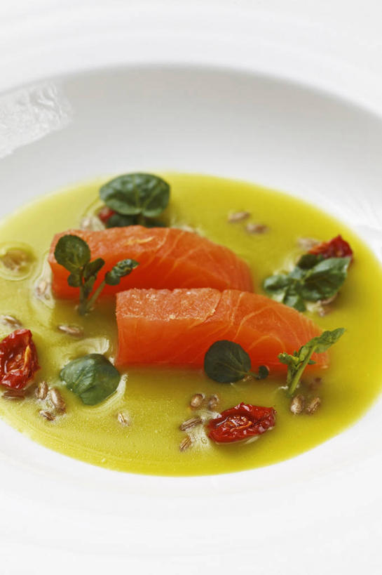 海鲜,三文鱼,无人,竖图,俯视,室内,特写,白天,白色背景,桌面,桌子,鲑鱼,蔬菜,餐具,阴影,新鲜,反射,木制,碟子,盘,影子,肉,鱼肉,食品,水产,肉类,海洋生物,食物,一个,盘子,木制品,碟,摄影,有机食品,绿色食品,影棚,单个,大马哈鱼,水生动物,海产品,水生物,肉食,海底动物,豆瓣菜,荨麻,撒蒙鱼,萨门鱼,冰海之皇,鲑,马哈鱼,麻哈鱼,大麻哈鱼,水蔊菜,水田芥菜,水茼蒿,西洋菜,防盗草,无情草,咬人草,咬人猫,彩图,高角度拍摄,影棚拍摄,拍摄