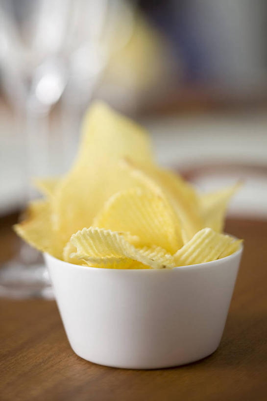 无人,竖图,俯视,室内,特写,白天,烹饪,桌面,桌子,蔬菜,土豆,阴影,朦胧,模糊,新鲜,反射,木制,影子,陶瓷,油炸,料理,食品,陶瓷制品,菜肴,美食,食物,一个,木制品,容器,碗,佳肴,有机食品,绿色食品,单个,储藏,储存,馍馍蛋,洋芋,山药蛋,马铃薯,彩图,高角度拍摄,炸土豆片,贮存