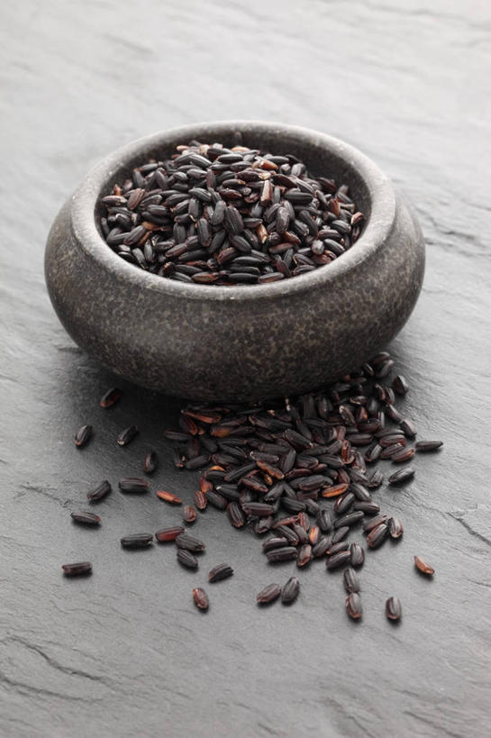 无人,竖图,俯视,室内,特写,白天,桌面,桌子,一堆,许多,阴影,堆叠,堆积,反射,木制,影子,陶瓷,谷类,谷物,陶瓷制品,米,很多,大米,一个,黑色,木制品,容器,碗,单个,储藏,堆,储存,黑米,彩图,高角度拍摄,贮存