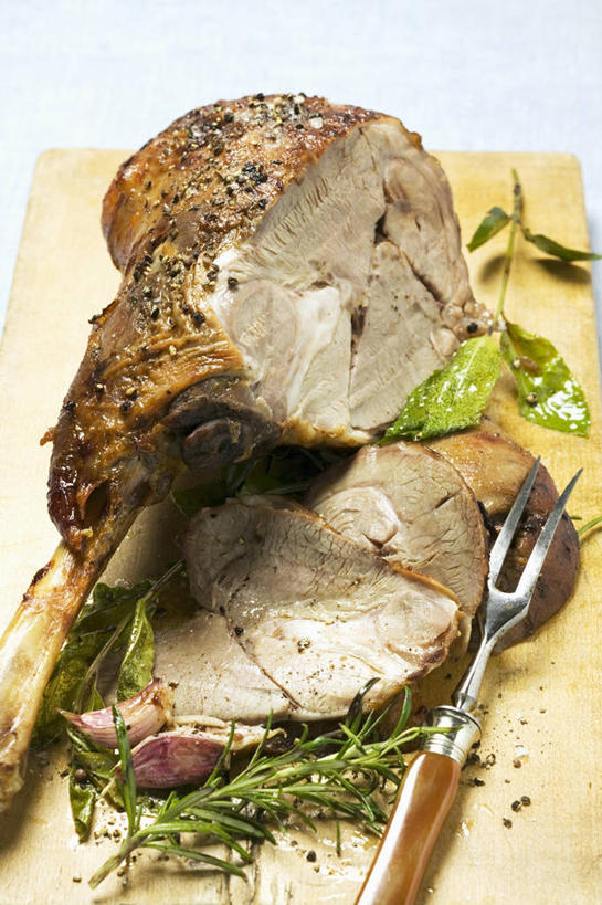 无人,竖图,俯视,室内,特写,白天,桌面,桌子,餐具,叶子,金属制品,阴影,反射,纹路,金属,木制,叉子,纹理,影子,肉,绿叶,案板,羊肉,肉类,砧板,木制品,嫩叶,迷迭香,肉食,羊腿,餐叉,肌理,海洋之露,叶,叶片,进餐用具,彩图,高角度拍摄,羊腿肉