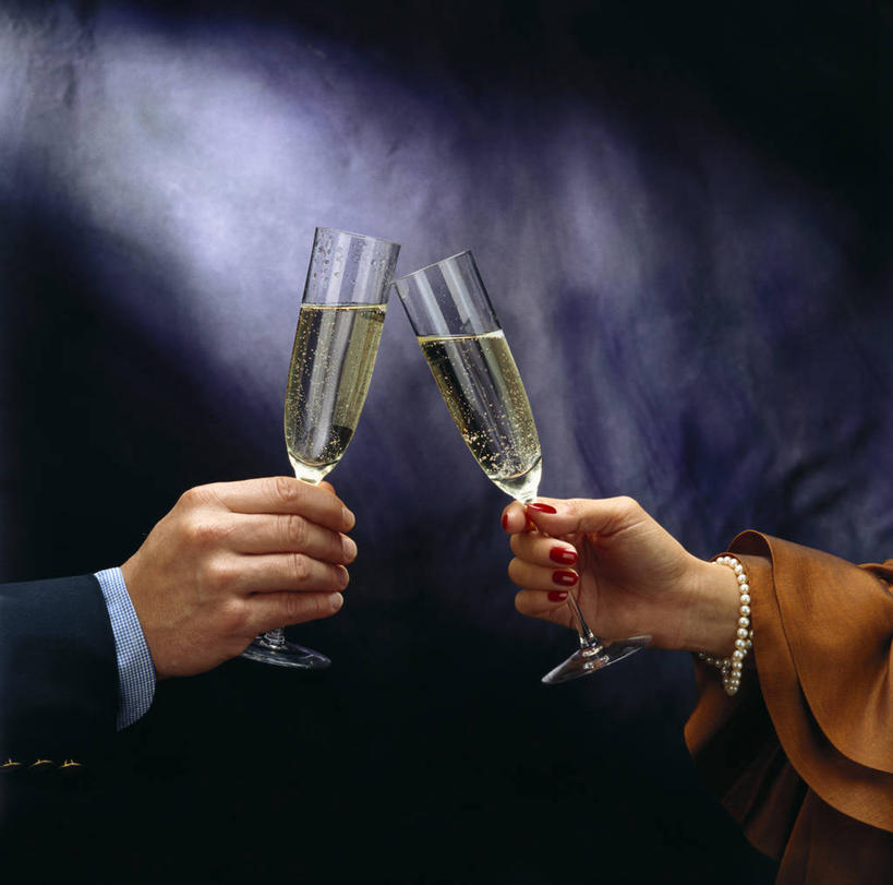 葡萄酒,西方人,手,两个人,伙伴,朋友,站,横图,室内,特写,白天,正面,奢侈,快乐,友谊,杯子,欧洲,欧洲人,握,服装,庆祝,高脚杯,浪漫,拿,拿着,休闲装,玻璃制品,酒,饮料,衣服,酒杯,香槟,干杯,碰杯,站着,休闲,手部,休闲服,交际,友好,诱惑,握着,服饰,庆贺,礼仪,敬酒,香槟杯,劝酒,气泡酒,起泡酒,汽酒,友情,男人,男性,中年男性,白种人,玻璃杯,站立,半身,彩图,高兴,欢笑