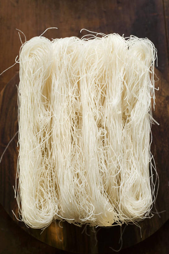 面食,面条,无人,竖图,俯视,室内,特写,白天,桌面,桌子,许多,阴影,反射,木制,影子,面,很多,粉丝,白色,木制品,冬粉,彩图,高角度拍摄