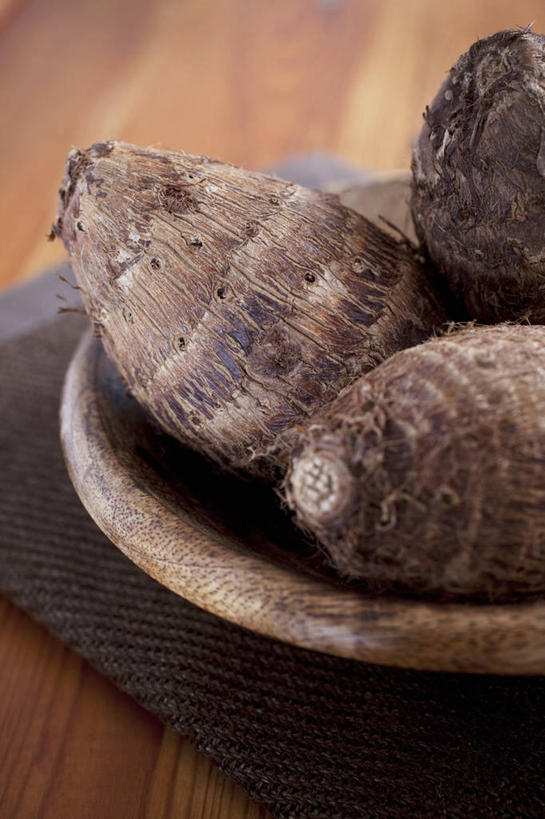 无人,竖图,俯视,室内,特写,白天,桌面,桌子,蔬菜,阴影,新鲜,反射,木制,影子,陶瓷,芋头,食品,陶瓷制品,食物,三个,一个,木制品,容器,碗,毛芋,毛芋头,芋奶,有机食品,绿色食品,单个,储藏,储存,青芋,芋子,芋艿,彩图,高角度拍摄,贮存