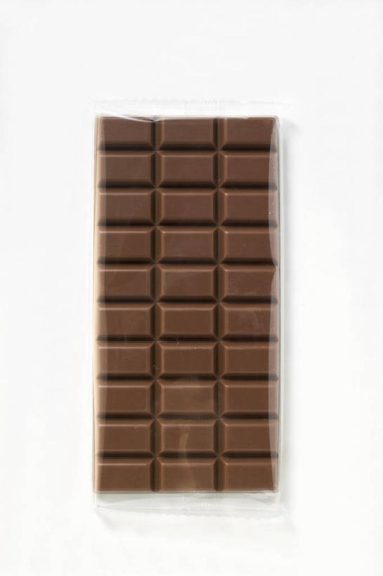 无人,竖图,俯视,室内,特写,白天,白色背景,桌面,桌子,一块,阴影,反射,木制,包装,包装纸,影子,纸,食品,糖,糖果,甜点,甜品,纸张,食物,木制品,甜食,巧克力,摄影,影棚,朱古力,包装材料,牛奶巧克力,彩图,高角度拍摄,影棚拍摄,拍摄,玻璃纸