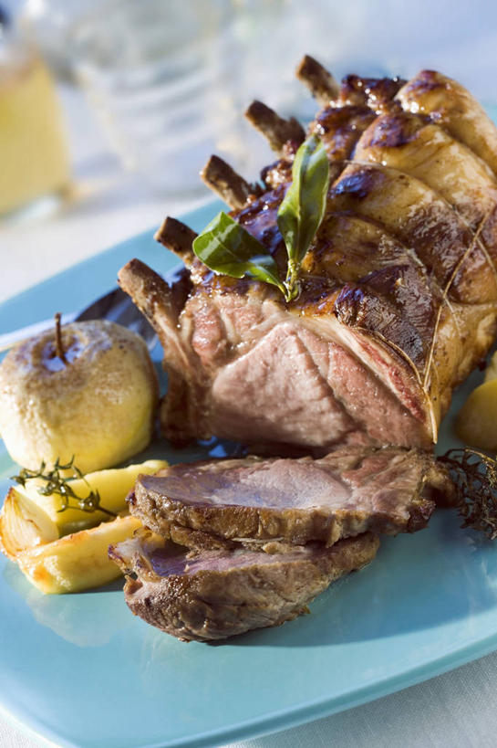 骨骼,无人,竖图,俯视,室内,特写,白天,烹饪,中餐,桌面,桌子,餐具,阴影,朦胧,模糊,反射,木制,碟子,盘,影子,肉,料理,食品,骨头,猪肉,菜肴,美食,肉类,食物,一个,蓝色,盘子,木制品,碟,中式,佳肴,单个,骨架,里脊肉,肉食,豚肉,彩图,高角度拍摄,里脊,猪里脊肉