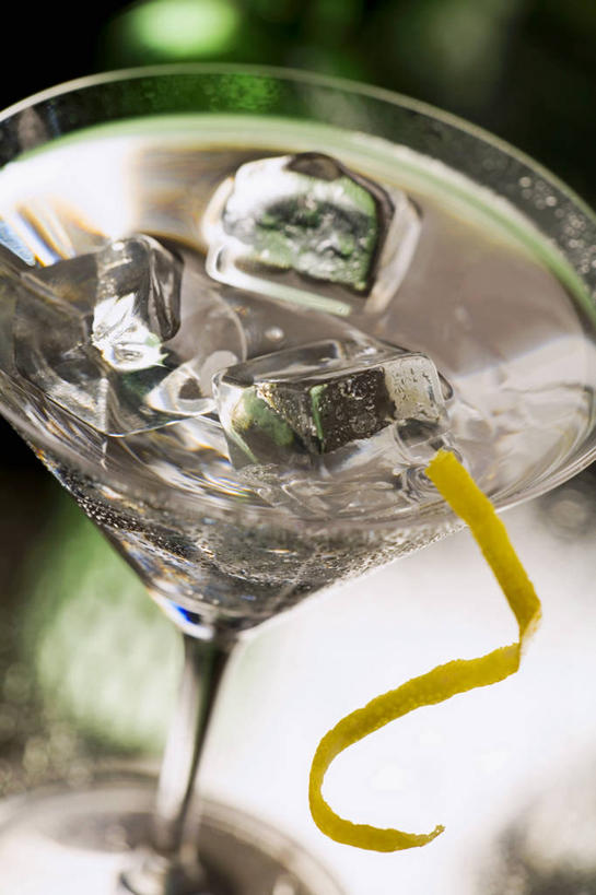 无人,竖图,俯视,室内,特写,白天,桌面,桌子,柠檬,杯子,水果,阴影,朦胧,模糊,新鲜,反射,木制,高脚杯,影子,冰,生食,冰块,食品,果实,酒类,冷冻,玻璃制品,酒,食物,饮料,一个,酒杯,木制品,鸡尾酒,杜松子酒,寒冷,调酒,有机食品,绿色食品,冷藏,单个,冰冷,创造,想象,金酒,保鲜,鸡尾酒杯,烈酒,琴酒,玻璃杯,益母果,柠果,彩图,高角度拍摄