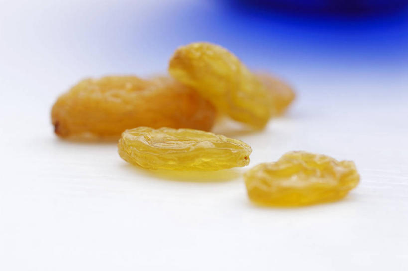 无人,横图,俯视,室内,特写,白天,桌面,桌子,葡萄,五个,许多,阴影,反射,木制,影子,黄色,木制品,葡萄干,乌珠木,山葫芦,蒲桃,草龙珠,彩图,高角度拍摄