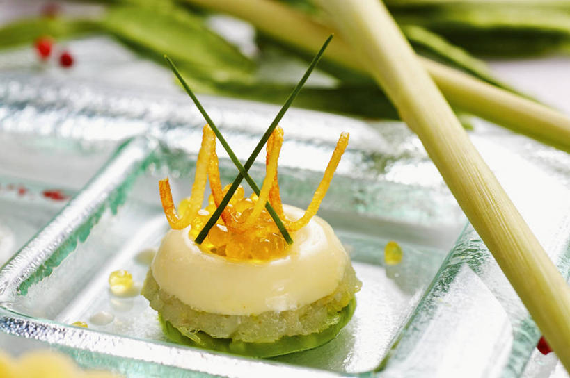 点心,无人,横图,俯视,室内,特写,白天,植物,桌面,桌子,蔬菜,餐具,阴影,朦胧,模糊,新鲜,反射,木制,碟子,盘,影子,葱,食品,甜点,甜品,草药,药草,慕斯蛋糕,中药,食物,一个,绿色,自然,盘子,木制品,碟,甜食,零食,有机食品,绿色食品,生长,单个,成长,慕斯,细香葱,香葱,药材,中草药,中药材,本草,彩图,高角度拍摄