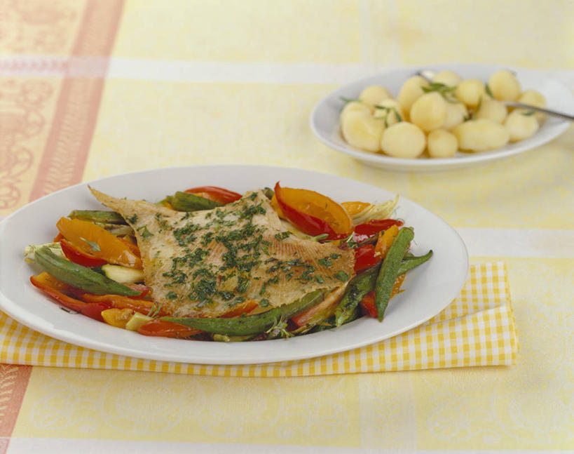 海鲜,无人,横图,俯视,室内,特写,白天,烹饪,西餐,餐桌,桌子,辣椒,蔬菜,土豆,许多,阴影,新鲜,反射,鱼,布料,影子,陶瓷,调味,肉,香料,鱼肉,佐料,料理,食品,陶瓷制品,布纹,水产,菜肴,美食,肉类,鱼类,海洋生物,桌布,食物,黄色,白色,餐巾,容器,台布,碗,西式,摄影,佳肴,有机食品,绿色食品,影棚,餐台,储藏,鳐鱼,配料,储存,水生动物,海产品,水生物,肉食,海底动物,魟鱼,魔鬼鱼,蝠鲼,辣角,红海椒,大椒,辣虎,广椒,馍馍蛋,作料,洋芋,山药蛋,马铃薯,辣子,红辣椒,海椒,番椒,彩图,高角度拍摄,影棚拍摄,拍摄,贮存