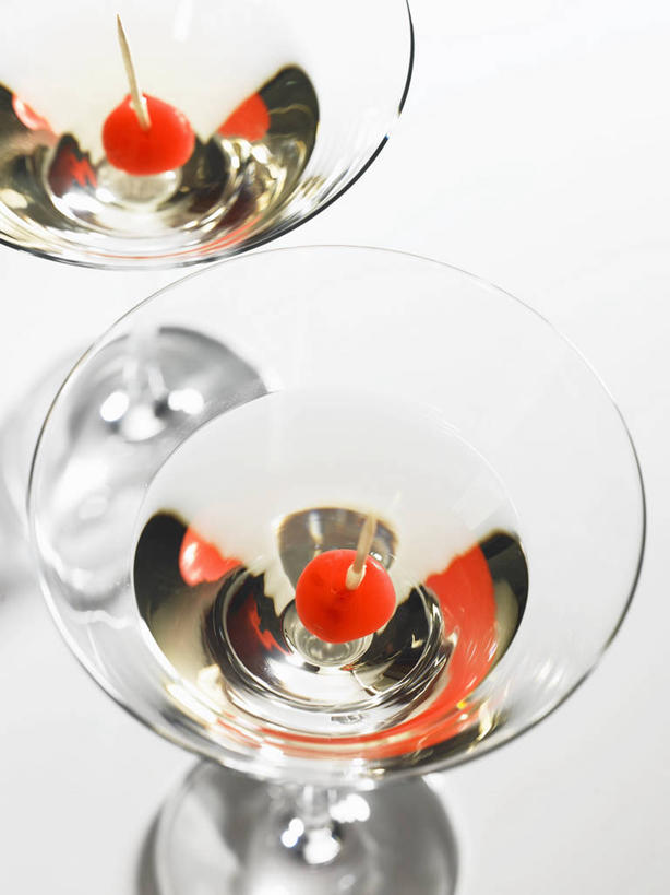 无人,竖图,俯视,室内,特写,白天,白色背景,餐桌,桌子,樱桃,杯子,水果,阴影,新鲜,反射,高脚杯,影子,生食,食品,果实,酒类,两杯,玻璃制品,酒,食物,饮料,两个,红色,酒杯,摄影,有机食品,绿色食品,影棚,餐台,蒸馏酒,鸡尾酒杯,烈酒,玻璃杯,樱珠,莺桃,英桃,楔桃,牛桃,荆桃,彩图,高角度拍摄,影棚拍摄,拍摄,兰姆酒,蓝姆酒,朗姆酒