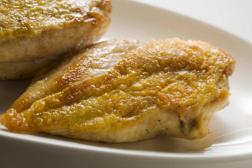 无人,横图,俯视,室内,特写,白天,白色背景,烹饪,餐桌,桌子,餐具,阴影,反射,碟子,盘,影子,鸡肉,肉,油炸,料理,食品,鸡块,菜肴,美食,肉类,食物,两个,白色,盘子,碟,摄影,佳肴,影棚,餐台,炸鸡块,肉食,彩图,高角度拍摄,影棚拍摄,拍摄